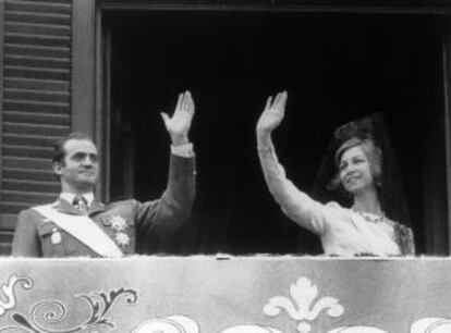 LA LLEGADA AL TRONO Dos días después de la muerte de Franco, el Rey juró en las Cortes, y a los seis días, el matrimonio fue entronizado con un tedeum celebrado en los Jerónimos. Para los actos, la Reina escogió un vestido fucsia y otro azul cielo, respectivamente, como signo de un tiempo nuevo.