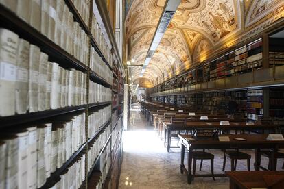La Biblioteca Vaticana custodia más de un millón de libros así como 150.000 manuscritos y unas 300.000 monedas y medallas.
