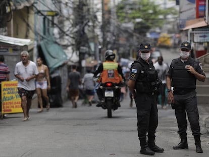 Policiais de máscara fazem patrulha na Rocinha