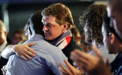Abidal se abraza a Tito Vilanova.