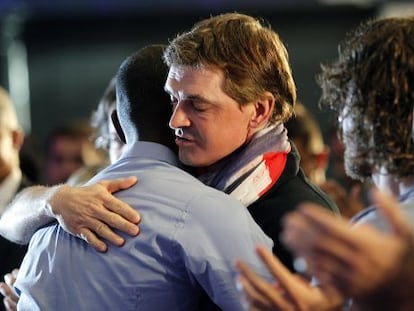 Abidal se abraza a Tito Vilanova. 