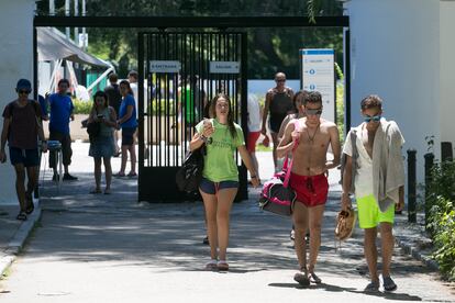 Varios usuarios salen de la piscina de Casa de Campo, en Madrid, a las tres de la tarde el 4 de julio de 2023.