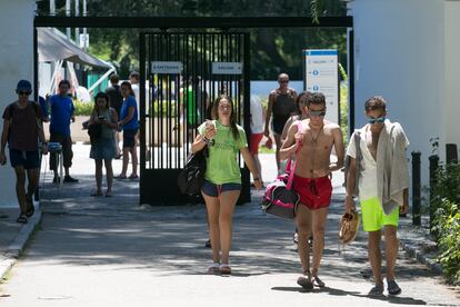 Varios usuarios salen de la piscina de Casa de Campo, en Madrid, a las tres de la tarde el 4 de julio de 2023. 
