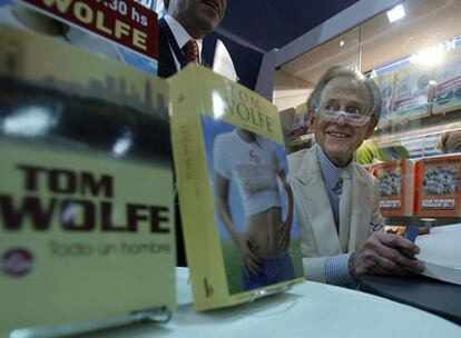 El escritor estadounidense Tom Wolfe firma libros en la Feria del Libro de Buenos Aires.