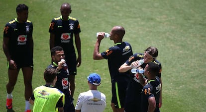 Jogadores brasileiros em preparação para o jogo desta terça.