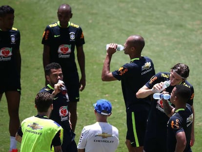 Jogadores brasileiros em preparação para o jogo desta terça.