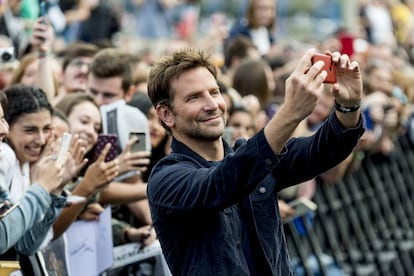 Bradley Cooper viajó a San Sebastián y amuralló su visita. En la imagen, el actor durante el estreno de su película 'Ha nacido una estrella' en el Festival de Cine de Donostia.