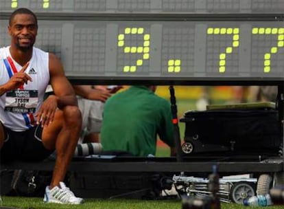 Tyson Gay posando tras batir el rcord