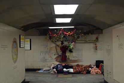 Un mendigo duerme en una estación de metro de Londres.
