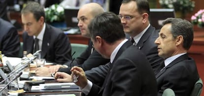 Sarkozy, durante la reunión, con Zapatero al fondo