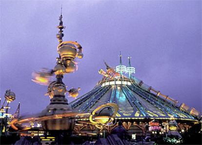 La Montaña del Espacio, la atracción más visitada de la zona de Disneyland Resort París dedicada a las exploraciones y la ficción científica.

Asistentes al Festival de Benicàssim, en la edición del año pasado.