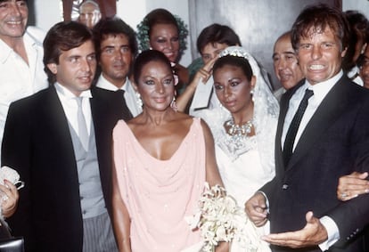 Boda de Lolita Flores y Guillermo Furiase, en el despacho del cura de la iglesia de la Encarnación de Marbella en 1983. Unas tres mil personas se congregaron en el templo abarrotando el recinto religioso de tal forma que los novios tuvieron que trasladarse al despacho del párroco para contraer matrimonio, acompañados solamente de sus padres y los padrinos. En la foto, los novios junto a los padrinos, Lola Flores y Manuel Benítez, 'El Cordobés'.