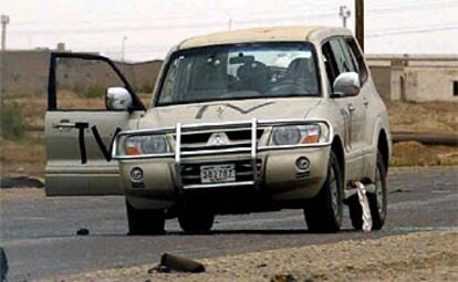 El todoterreno del equipo de televisión de ITN, abandonado en una carretera al sur de Basora tras ser tiroteado.