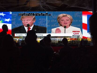 Pessoas acompanham em um telão, em West Hollywood, a transmissão do debate entre os dois candidatos em 19 de outubro.