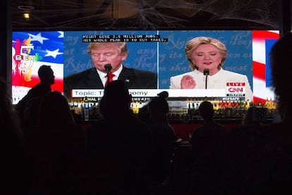 Varias personas ven la retransmisión del debate entre los dos candidatos en un establecimiento de West Hollywood, el 19 de octubre.