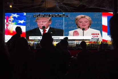 Varias personas ven la retransmisi&oacute;n del debate entre los dos candidatos en un establecimiento de West Hollywood, el 19 de octubre.