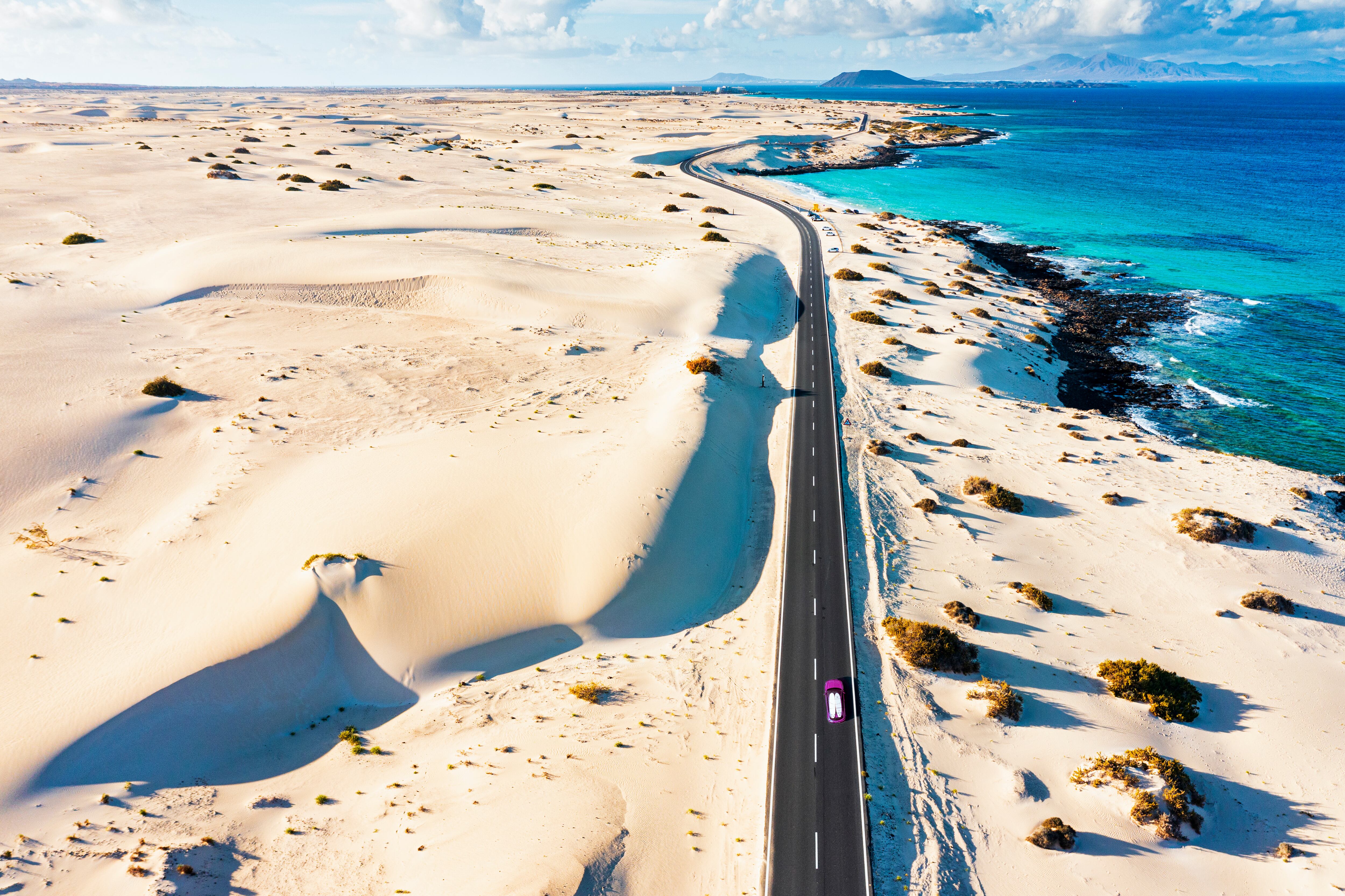 Carretera entre las dunas y la playa en Corralejo, en Fuerteventura.