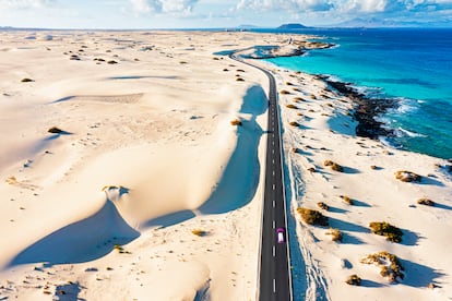 Carretera entre las dunas y la playa en Corralejo, en Fuerteventura.