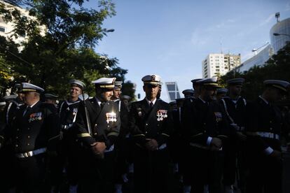 Militares con los uniformes de gala de la Marina, en las calles de Madrid.