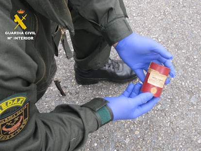 Los TEDAX de la Guardia Civil con el ácido pírico retirado de varios institutos de la provincia de León.