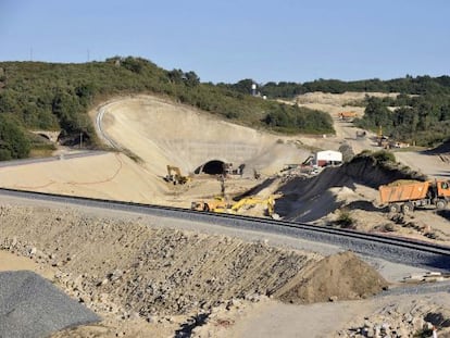 Obras del AVE inmediatas a un túnel de la línea ferroviaria en Baños de Molgas (Ourense).