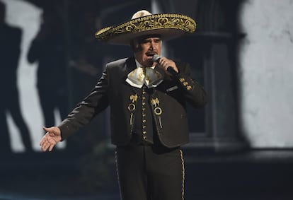 El cantante, conocido como 'El charro de Huentitán', durante su presentación en los 20 Premios Grammy Latinos, en 2019, en Las Vegas (Estados Unidos).