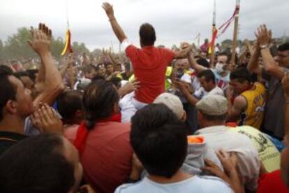 El lancero a pie Álvaro Martín 'Portu' es levantado a hombros tras matar al toro 'Elegido'.