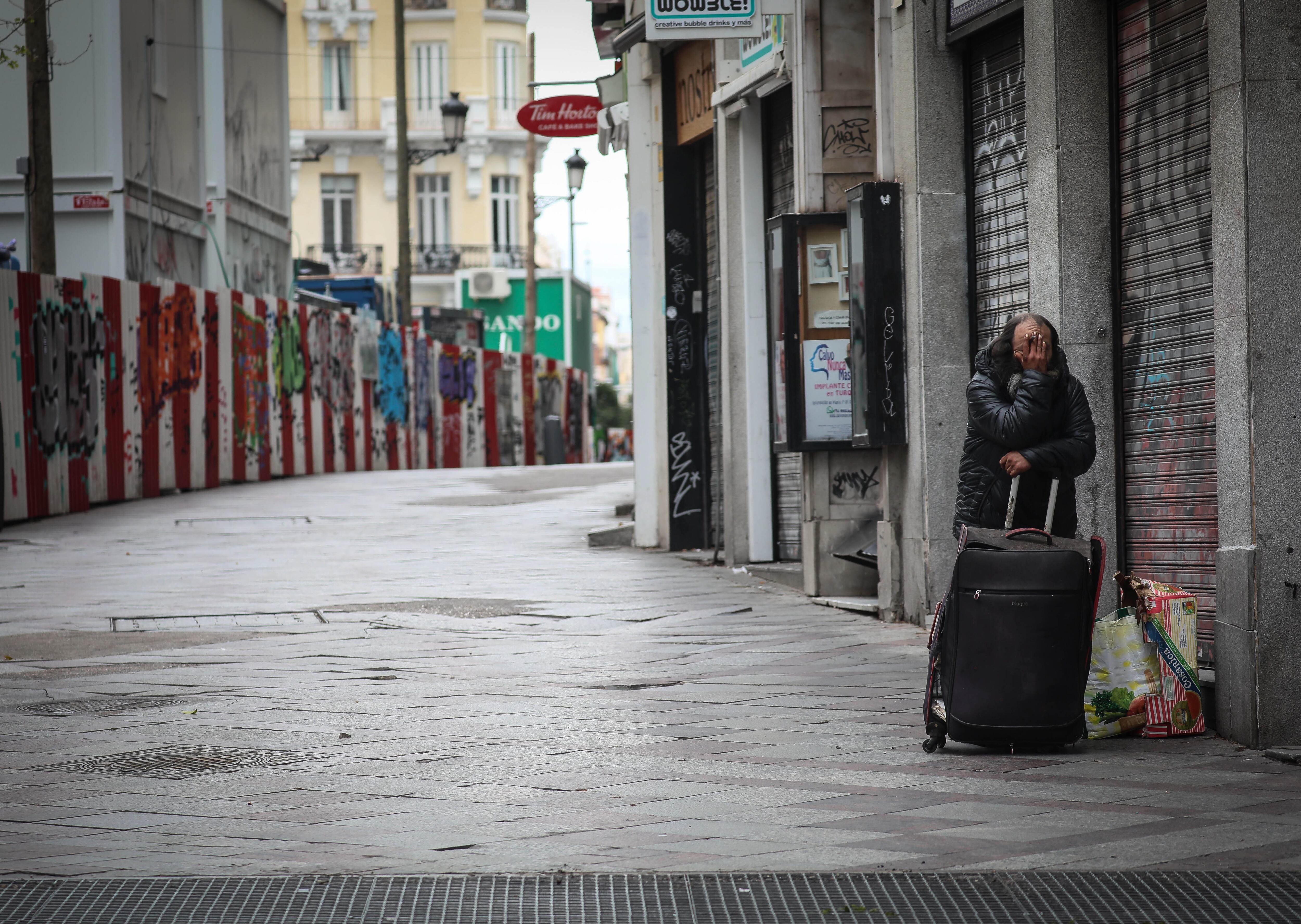 Un indigente en la calle de Montera.