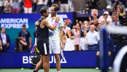 Nadal y Medvedev se saludan tras la final.