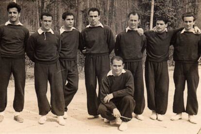 De izquierda a derecha, Silva, un inidentificado, Gainza, Zarra, Igoa (en cuclillas), César, Rosendo Hernández y Basora.