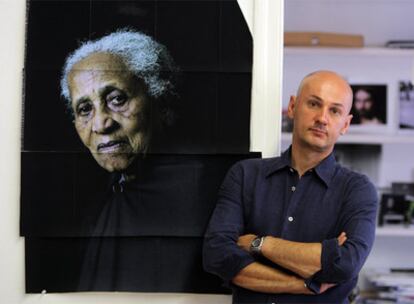 Pierre Gonnord posa en su estudio madrileño ante el retrato de Olympe.