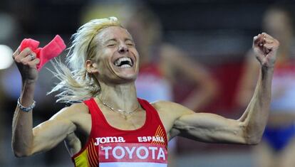 Marta Domínguez celebra su victoria en los 3.000m obstáculos en los Mundiales de Berlín de 2009.