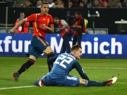 España y Alemania sellan con empate un duelo muy igualado en el que ambos se sintieron mejor con la pelota que sin ella. La Roja no logra corregir la baja de Busquets, y Rodrigo luce por delante de Diego Costa