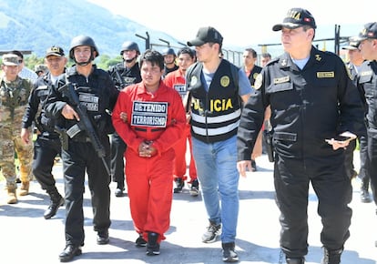 José Quispe Zúñiga es escoltado por agentes de policía, tras su detención en Ayacucho, el pasado 13 de noviembre.