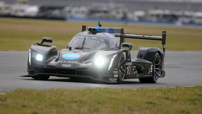 Fernando Alonso conduce el Konica Minolta Cadillac en Daytona.