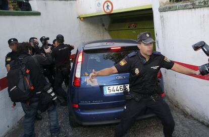 La policía intenta evitar que los fotógrafos obtengan imágenes del supuesto pederasta de Ciudad Lineal.