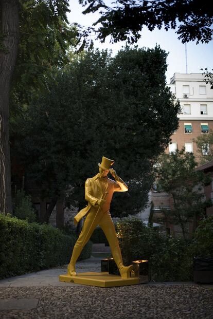 Una gran figura de Johnnie Walker recibía a los invitados.