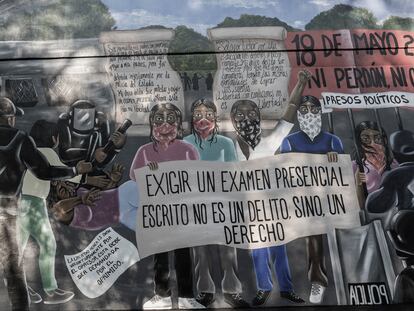 Vista de un mural en la Normal Rural Mactumactzá en Tuxtla Gutiérrez, Chiapas, que hace referencia a una protesta del 18 de mayo del 2021, en la que 95 estudiantes fueron detenidos por agentes policiales.