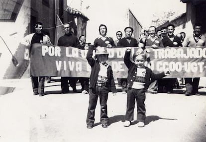Imagen del álbum de Simón en la que aparecen su primo Hilario y su tío Diego, en una manifestación del Primero de Mayo. 