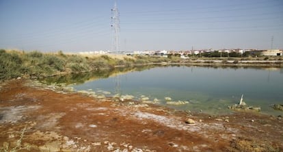 Balsas de residuos de fosfoyesos de Fertiberia, al fondo Huelva.