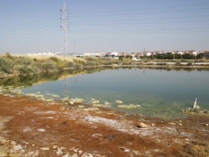 Balsas de residuos de fosfoyesos de Fertiberia, al fondo Huelva.