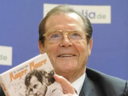 Roger Moore, conocido por su interpretación de James Bond, ha sido nombrado Personaje del Año por PETA. La Asociación Para el Tratamiento Ético de los Animales ha escogido al actor por su ayuda en la campaña contra el <i>foie gras</i>. El intérprete empezó su colaboración hace tres años, con la grabación de un video sobre cómo se trata a los patos en la elaboración de este alimento. Además, el artista ha enviado cartas a los políticos para concienciarlos del problema.
