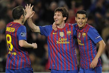 Messi celebra junto a Iniesta y Pedro uno de los goles del partido.