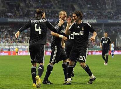 Sergio Ramos, Pepe e Higuaín celebran el gol de este último.