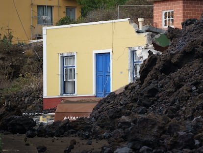 -FOTODELDÍA- TODOQUE (LA PALMA) (ESPAÑA), 22/09/2021.- La colada de lava generada por el volcán que entró en erupción el domingo en La Palma ha irrumpido este miércoles en el pueblo de Todoque, en el municipio de Los Llanos de Aridane, derribando todo a su paso. EFE/Ramón de la Rocha