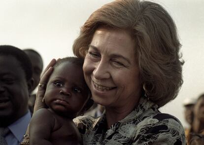 La reina Sofía sostiene en sus brazos a un niño en Yamaussourkro, donde viajó con el Rey en 1995 ya que el Monarca recibía el premio Fomento de la Paz.