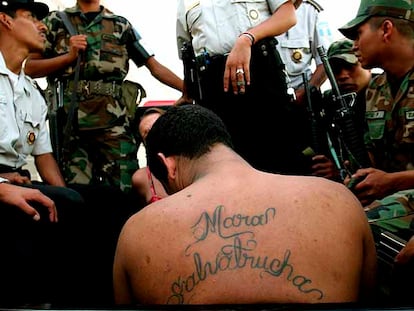 Un miembro de la pandilla juvenil Salvatrucha es detenido por la policía de Guatemala el pasado julio.