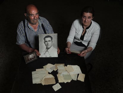 Maria José Bautista y su padre, Felipe Bautista, muestran las cartas enviadas desde la cárcel por su familiar, Santos Racionero, condenado a muerte y fusilado en 1939.