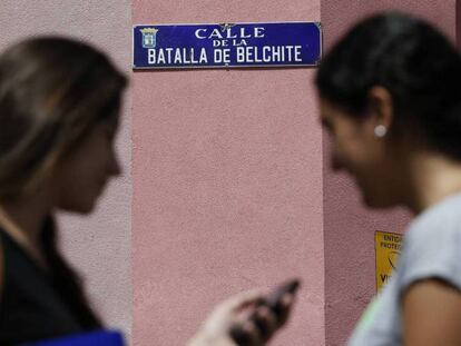 Dos mujeres, en la calle de la Batalla de Belchite, en Madrid 
