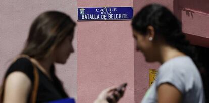 Dos mujeres, en la calle de la Batalla de Belchite, en Madrid 